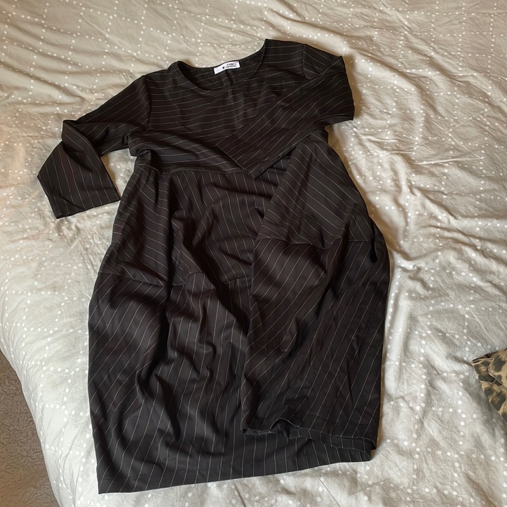 Beautiful dress with hidden pockets! Fitted top, rest is loose.